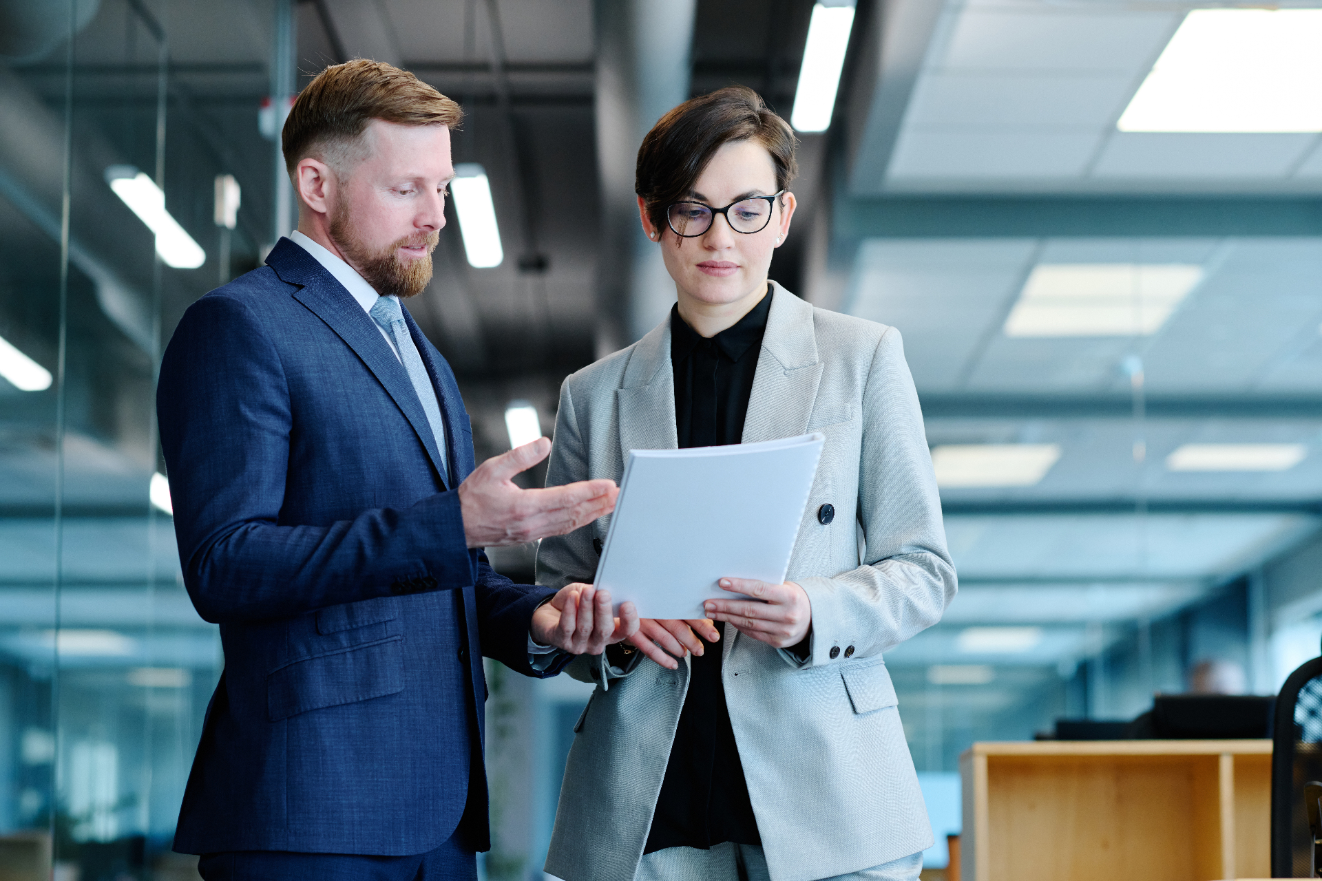 HR leader briefing a manager on updated workplace policies